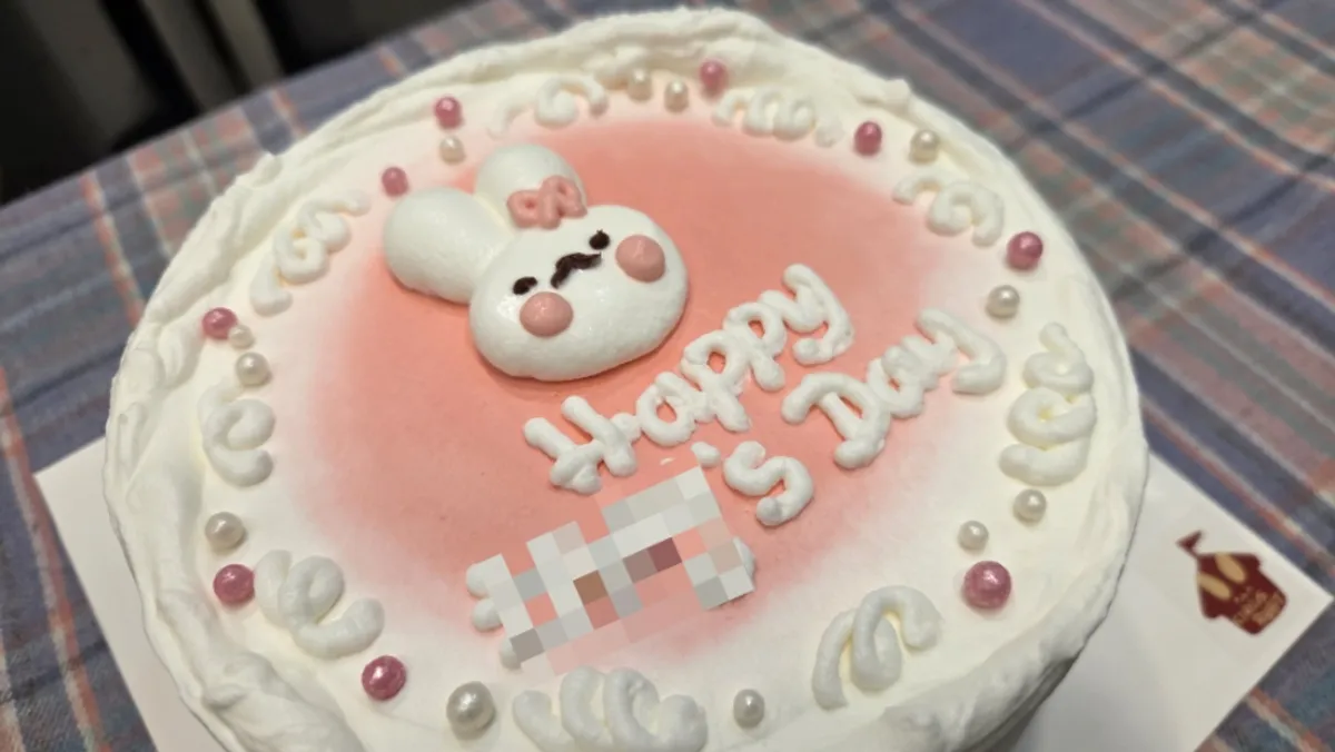 생일 레터링이 들어간 해피토끼 생크림케이크