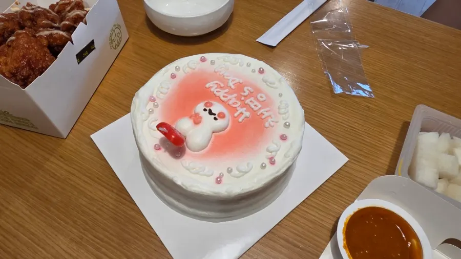 초를 꽂아 집에서 준비한 생일케이크