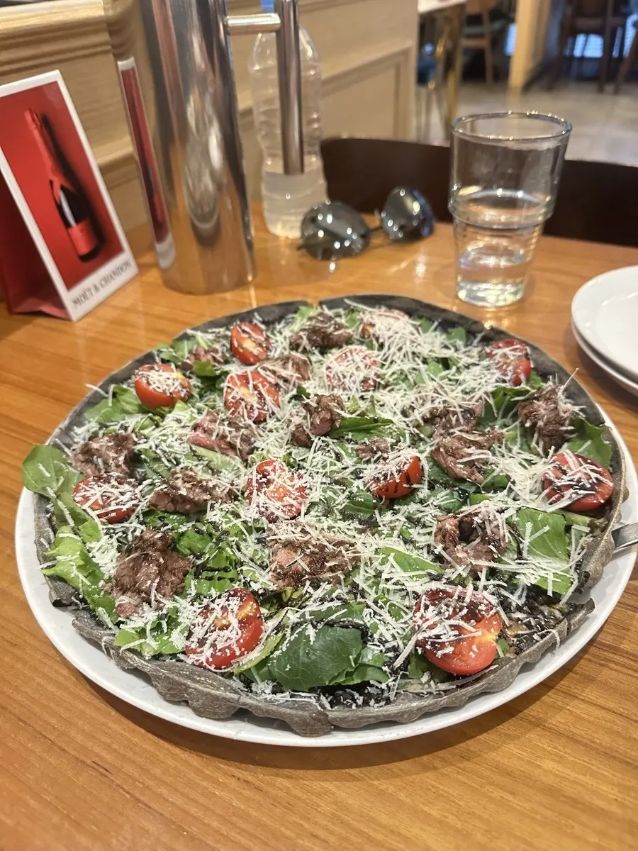 Một chiếc Steak Pizza đế bột mực nguyên chiếc