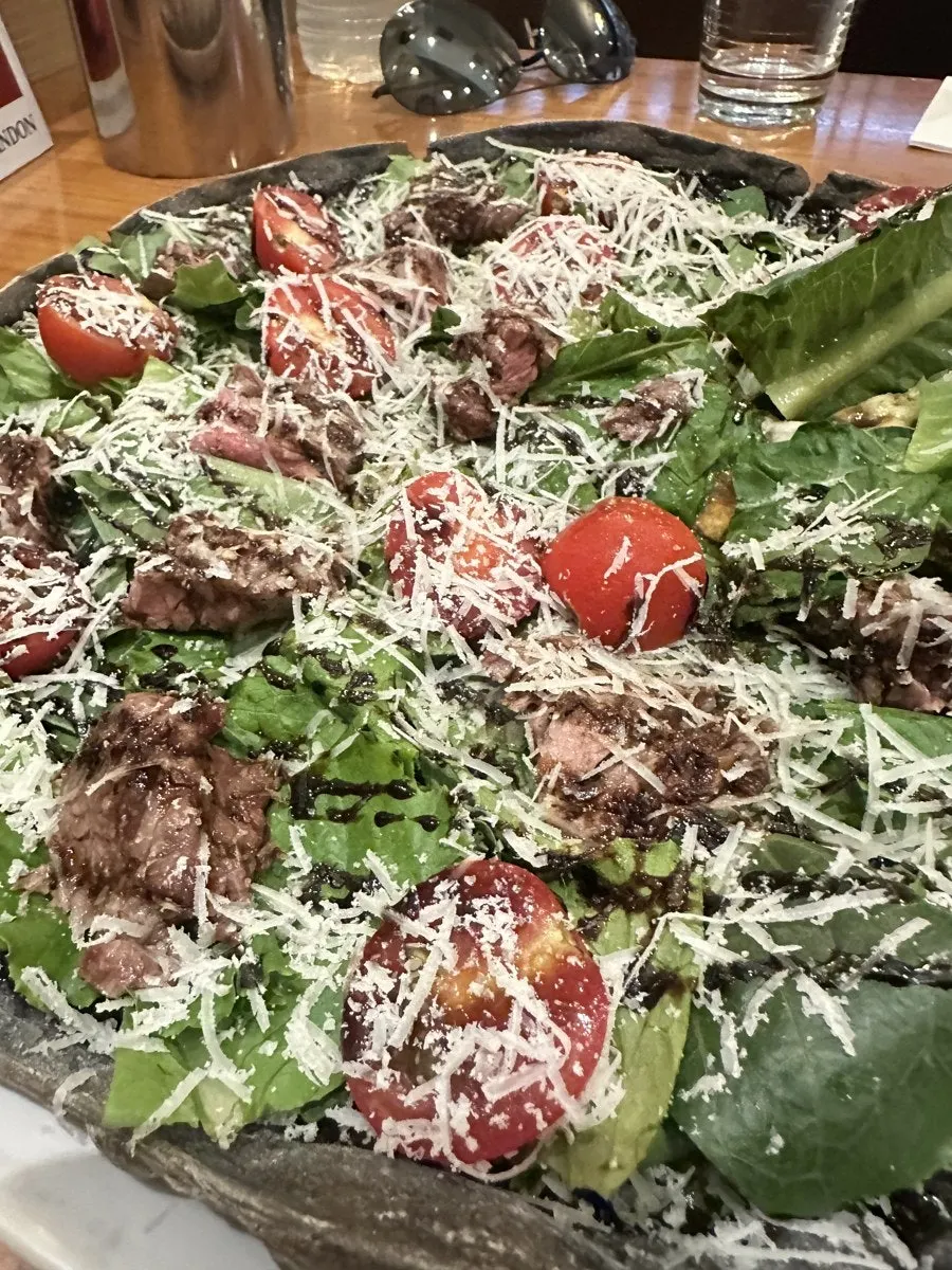 Pizza phủ thăn bò, xà lách romaine và phô mai Grana Padano