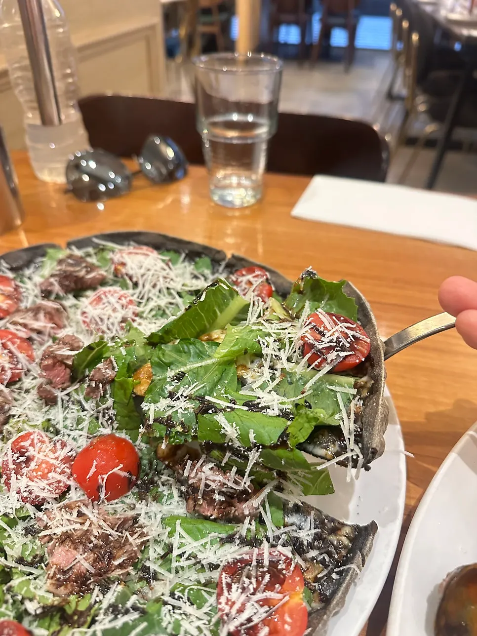 Cận cảnh Steak Pizza với topping đầy đặn