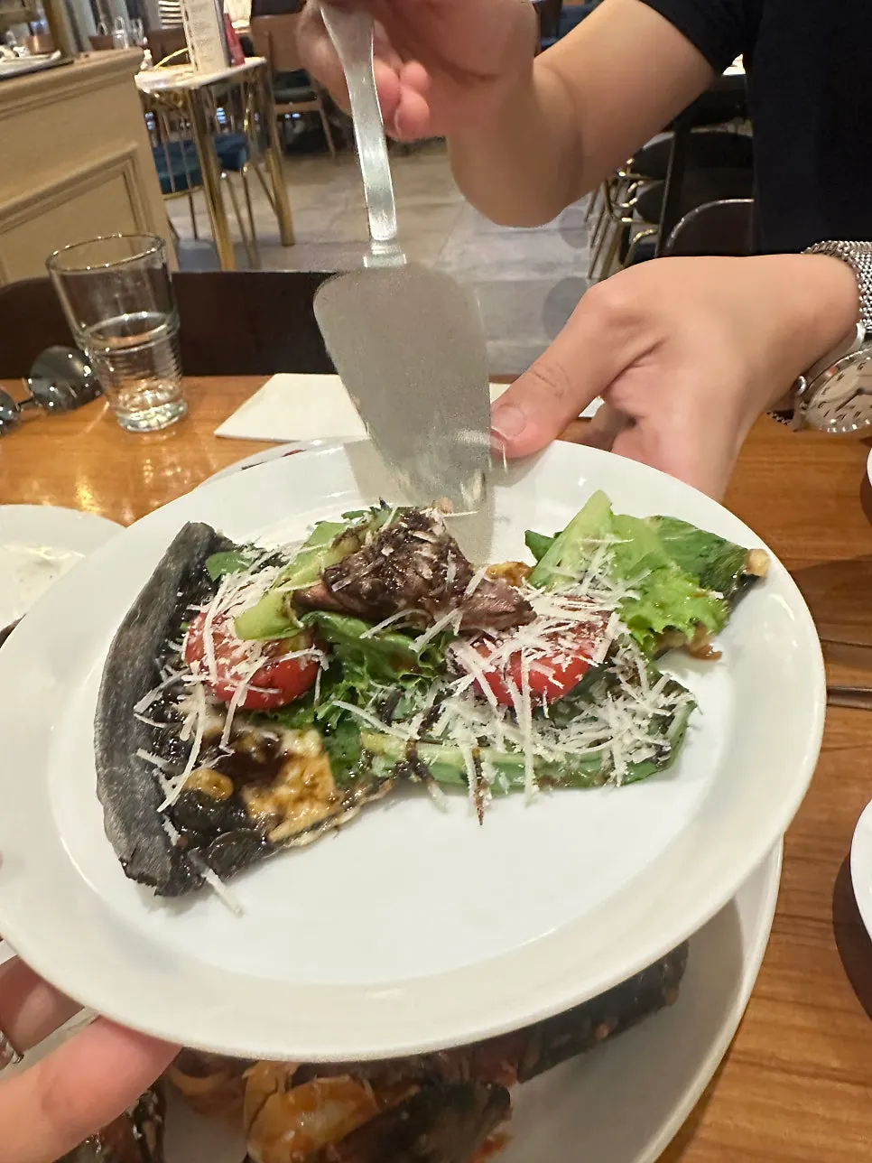 Một miếng Steak Pizza với thịt bò chảy xuống