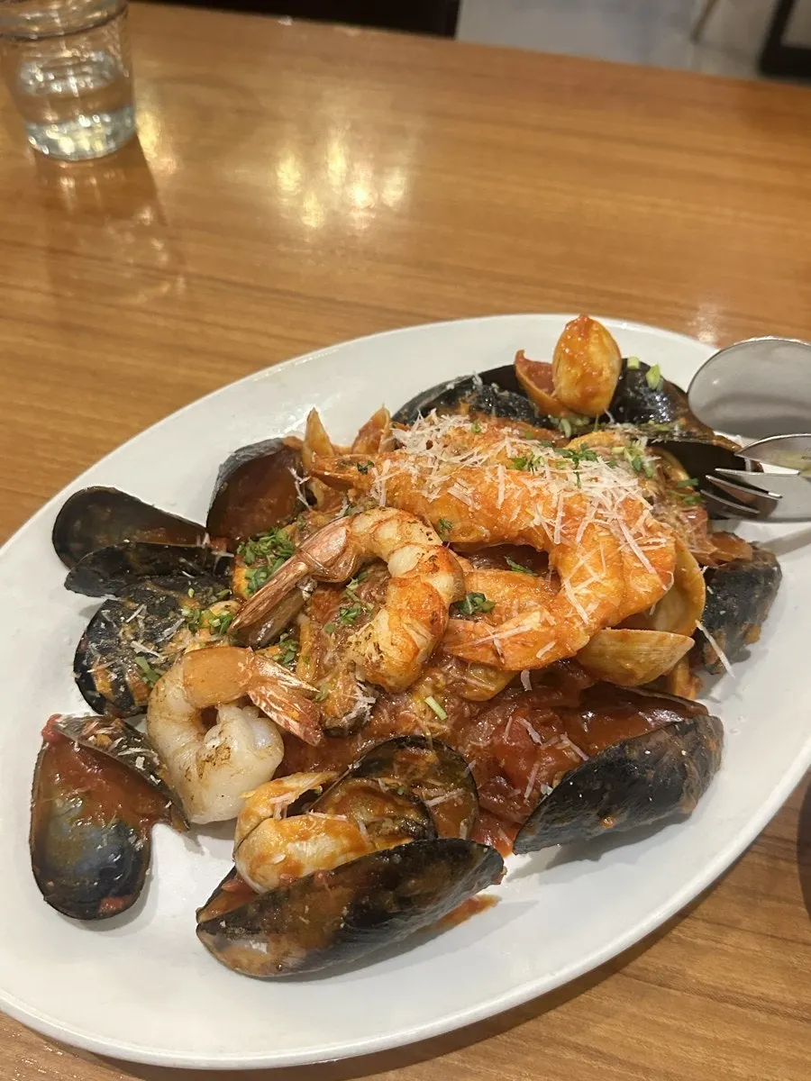 Một đĩa Premium Tomato Seafood Pasta