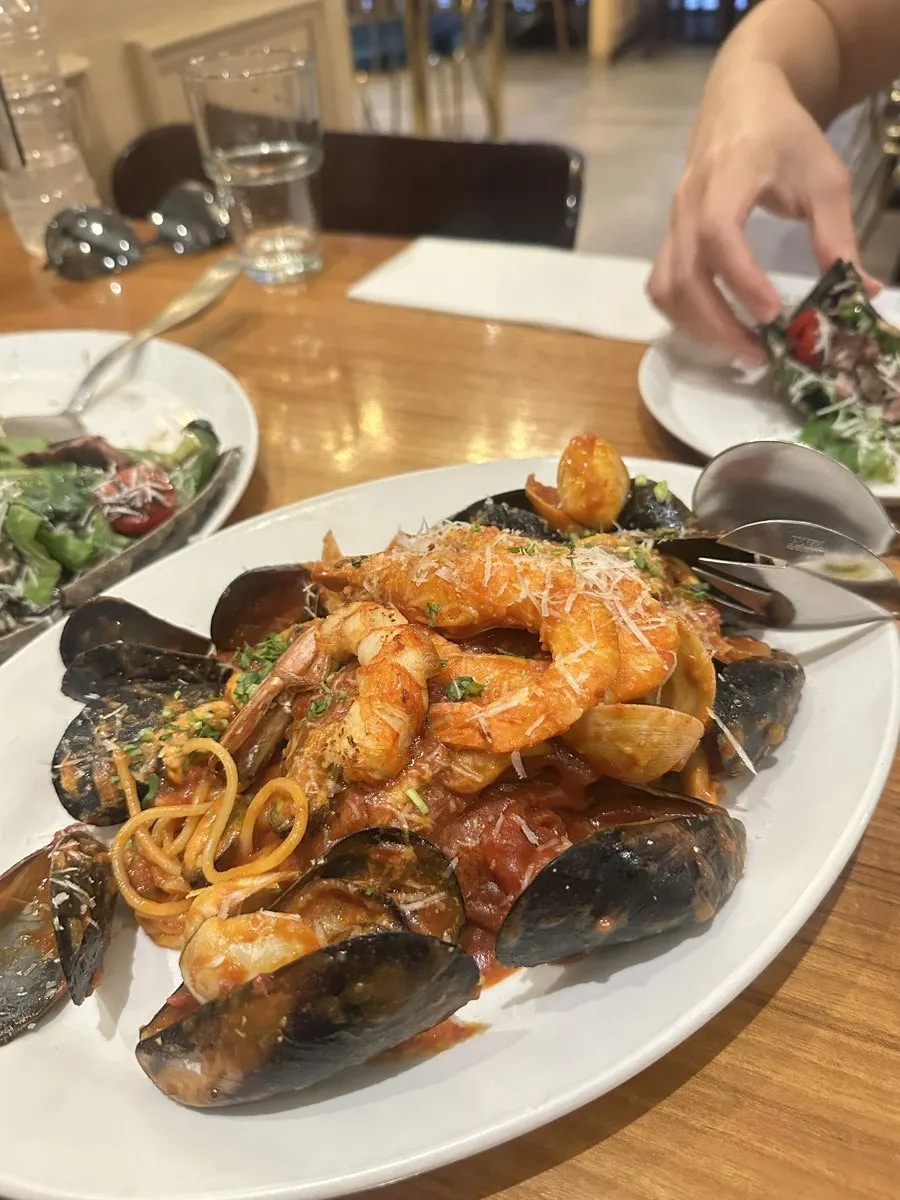 Pasta hải sản đầy vẹm và sò
