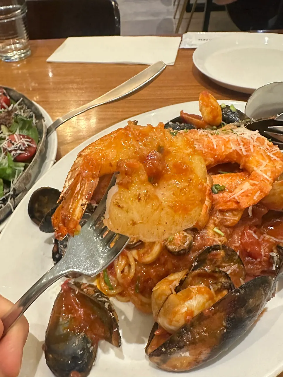 Pasta cà chua hải sản với tôm to