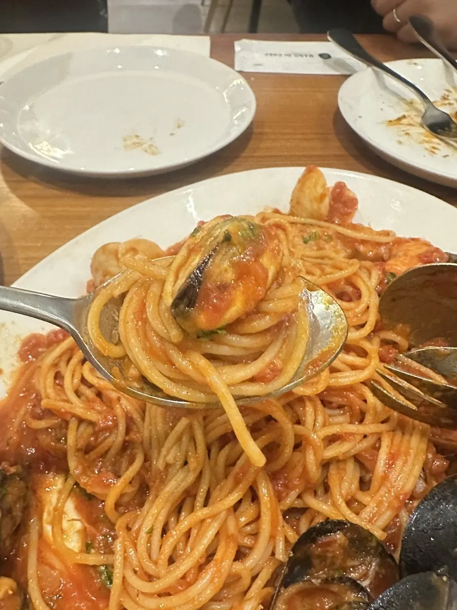 Sợi pasta thấm đẫm sốt cà chua