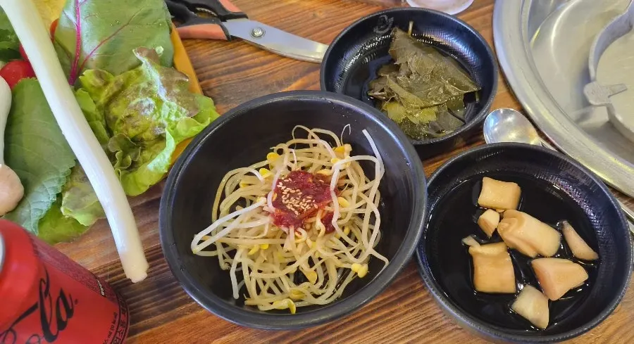 참숯 불판에 올린 바나나와 방울토마토, 대파