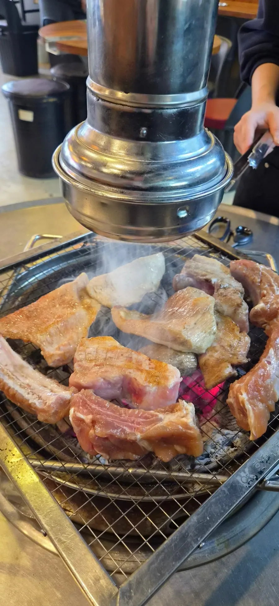 두툼하게 썰린 4인세트 부위별 고기