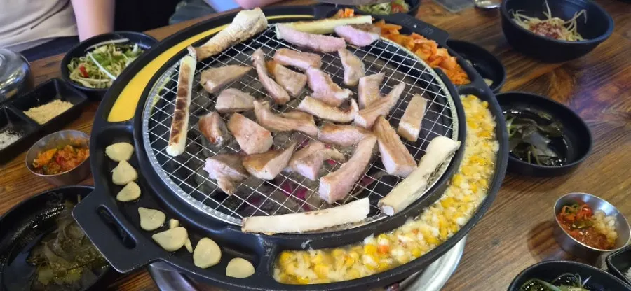 계란찜과 콘치즈, 김치 공간이 분리된 불판