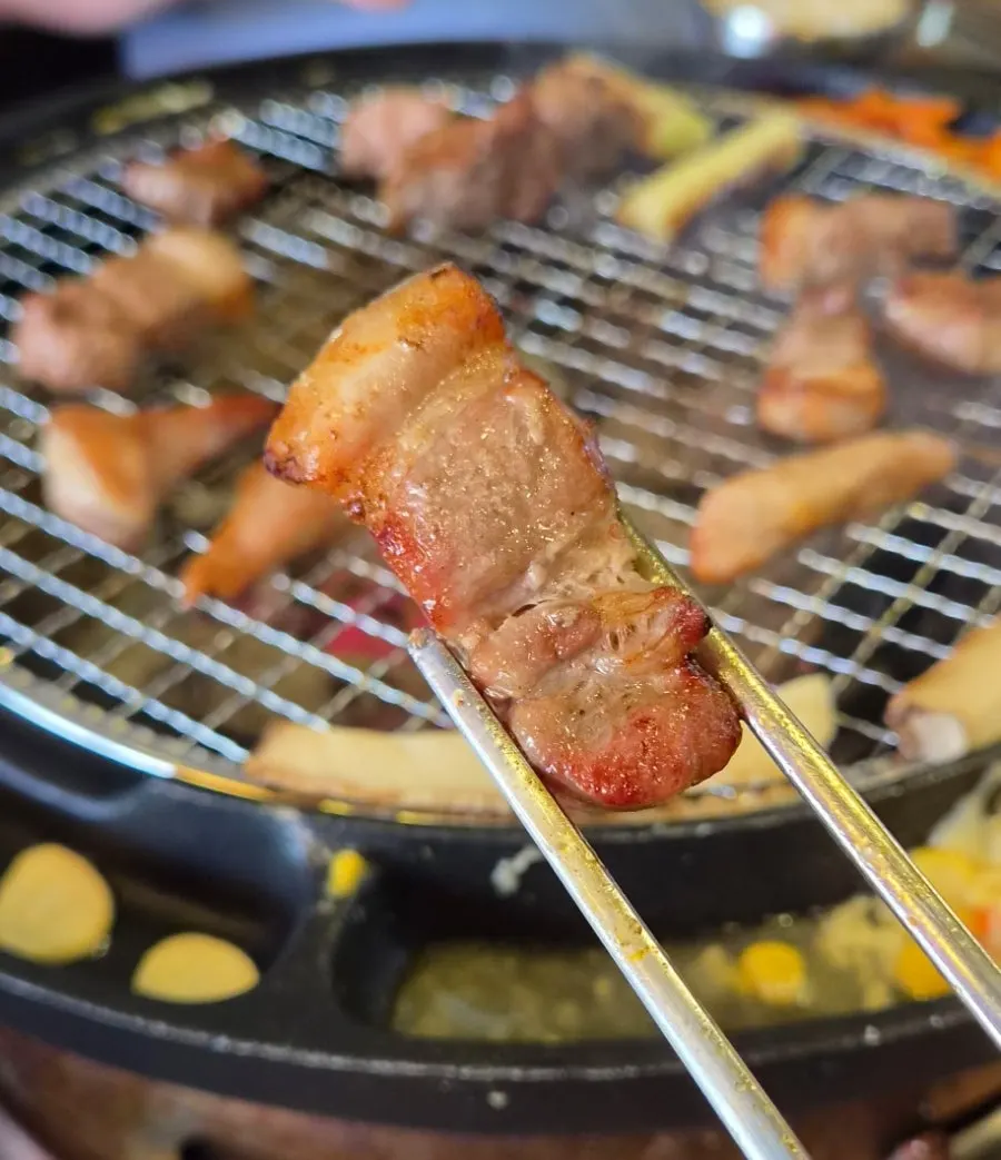 노릇하게 구워진 두툼한 삼겹살