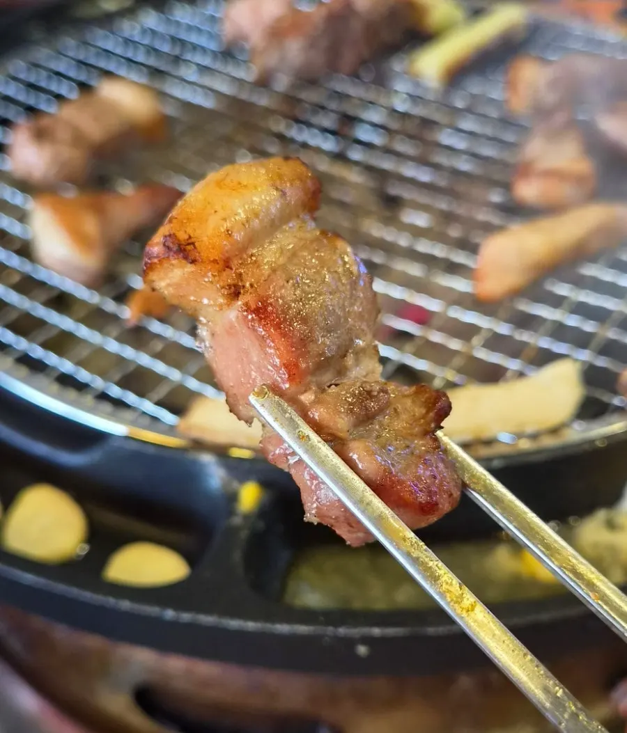 소금에 찍어 먹는 삼겹살