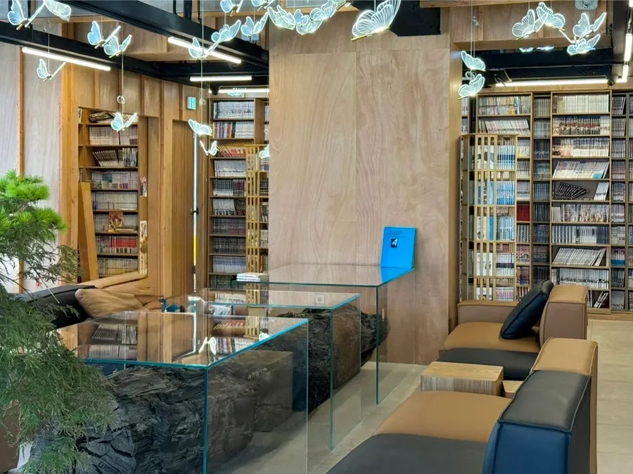 Bookshelves packed with manga at One Play Jamsil Branch