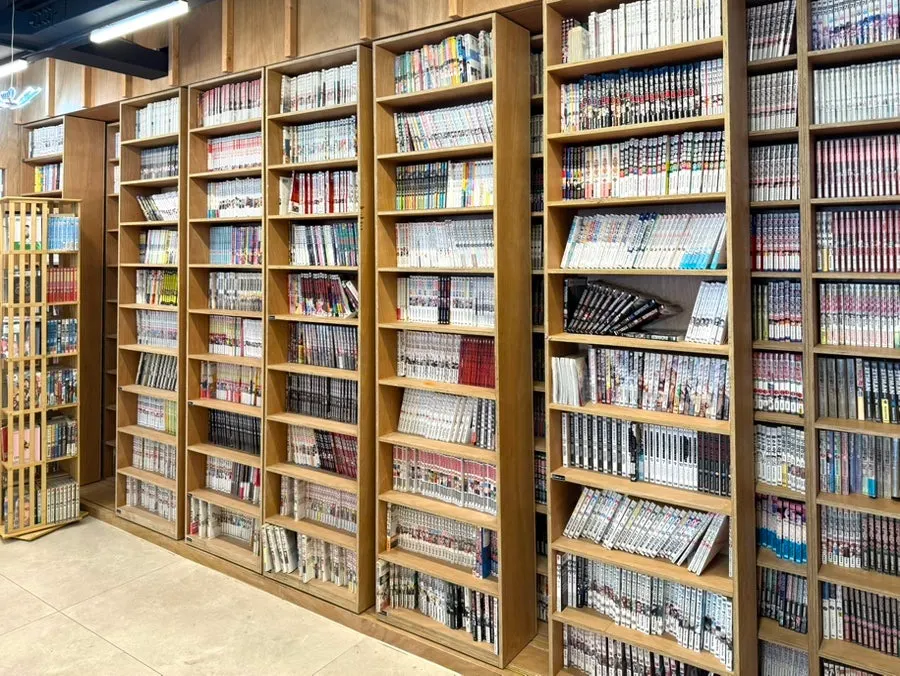 Cozy seats for picking out and reading manga