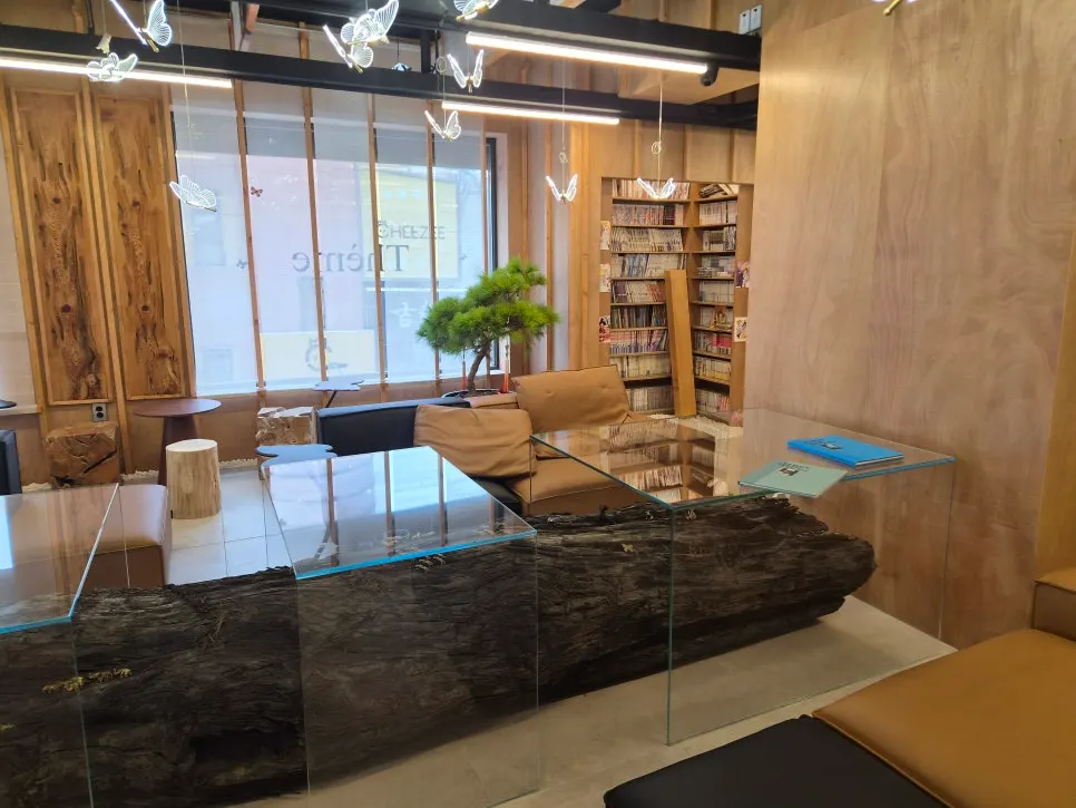 บรรยากาศชั้นหนังสือในมังฮวาคาเฟ่ชั้น 3