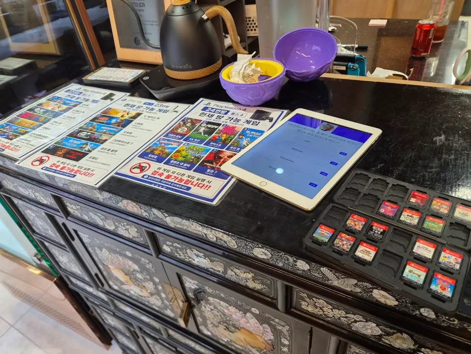 โต๊ะในห้องที่วางบอร์ดเกมไว้เล่น