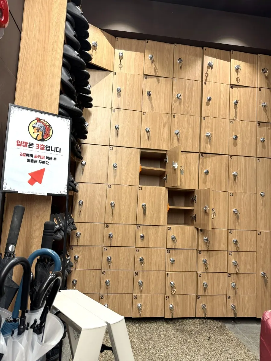Second-floor shoe lockers and slipper area