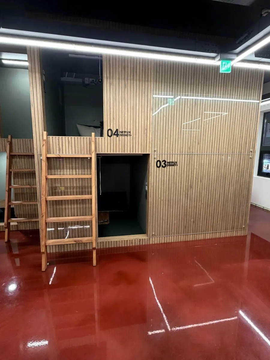 One Play Jamsil Branch manga shelves