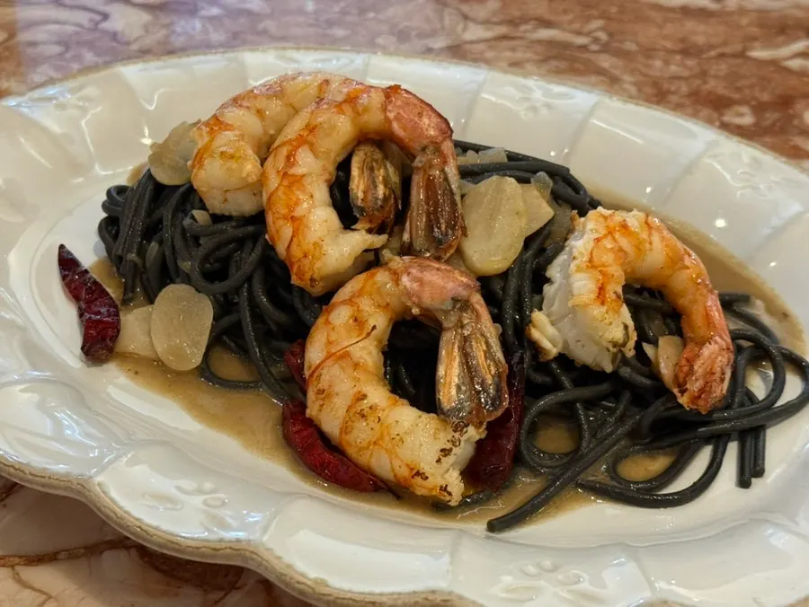 Ordered red shrimp aglio e olio and pizza