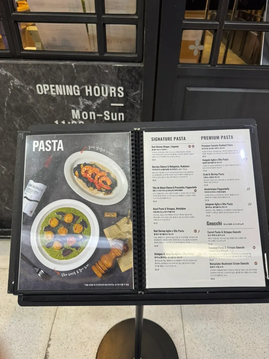 Exterior signage for Mano di Chef Jamsil Branch