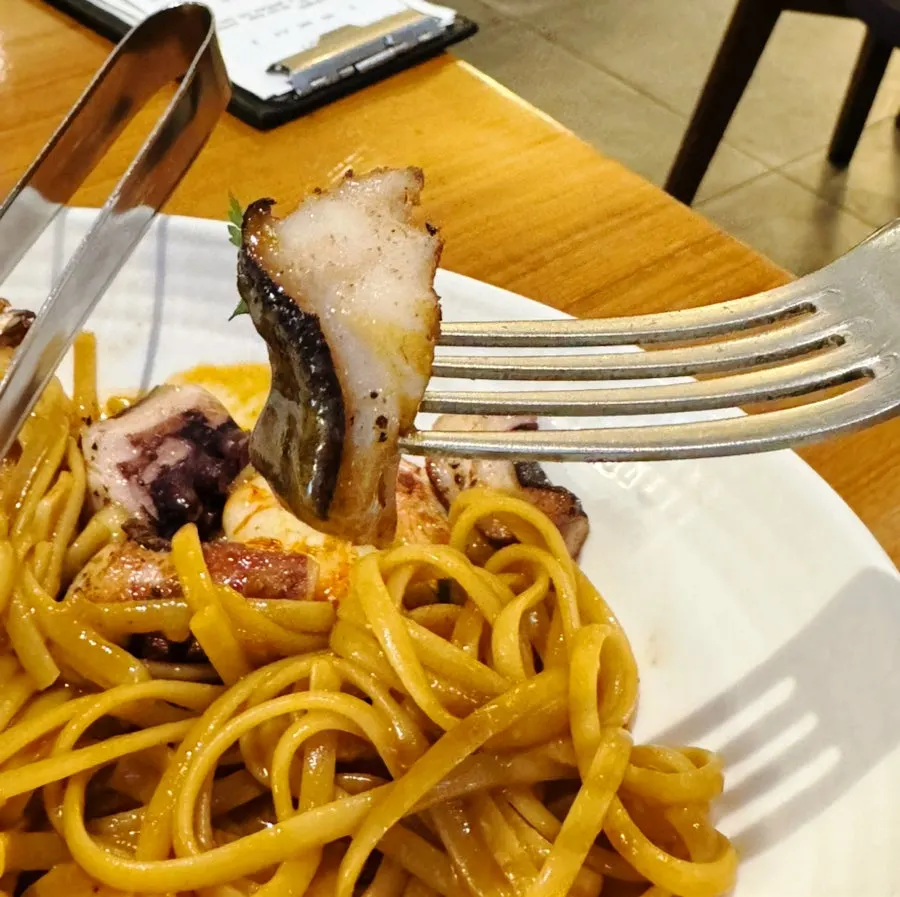 Linguine noodles tossed in bisque sauce