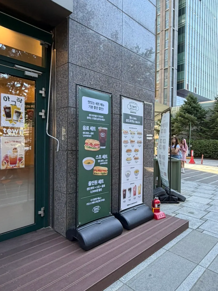 Storefront sign of Town Sandwich Jamsil Branch across from Jangmi Apartment