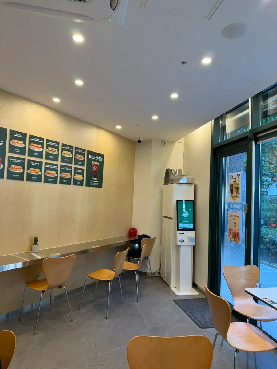 Solo seating at Town Sandwich Jamsil Branch good for eating alone