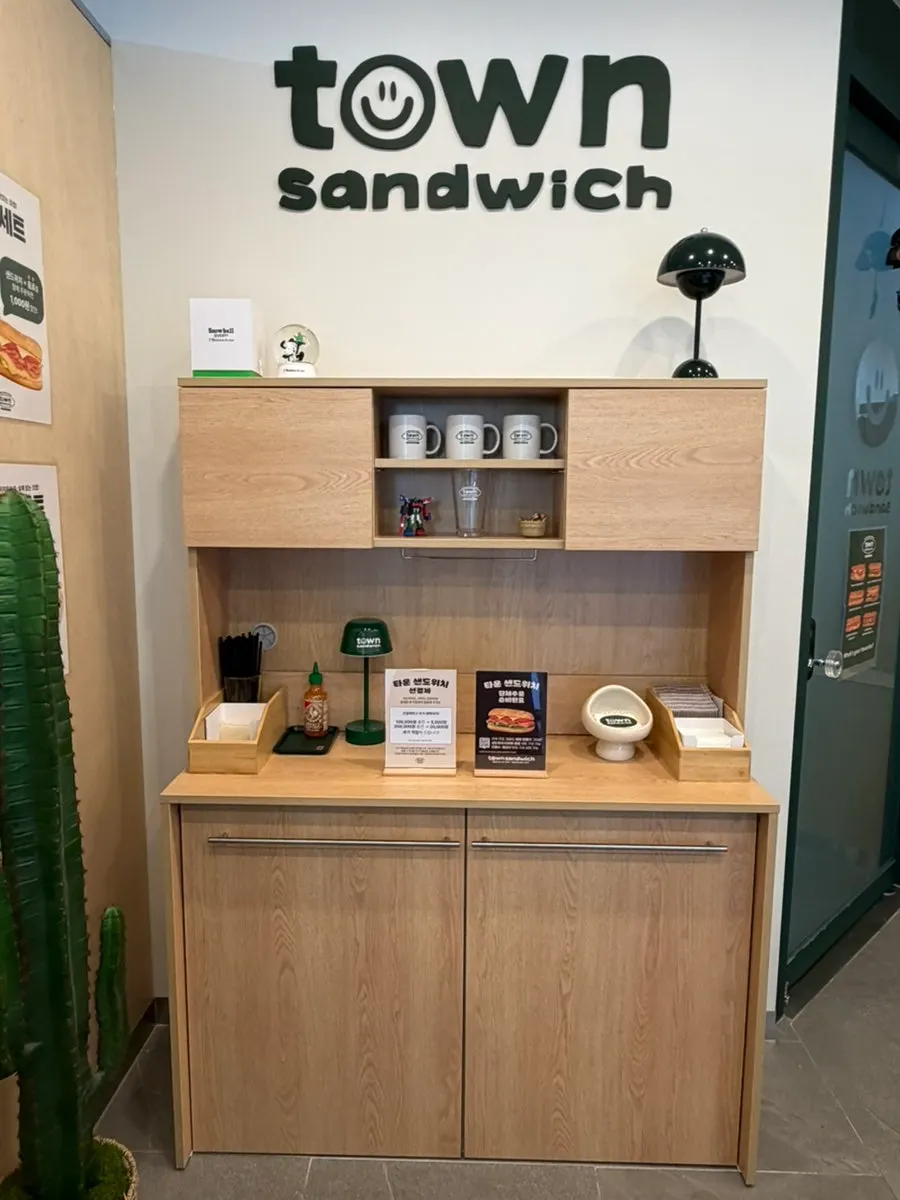 Group table seating at Town Sandwich Jamsil Branch