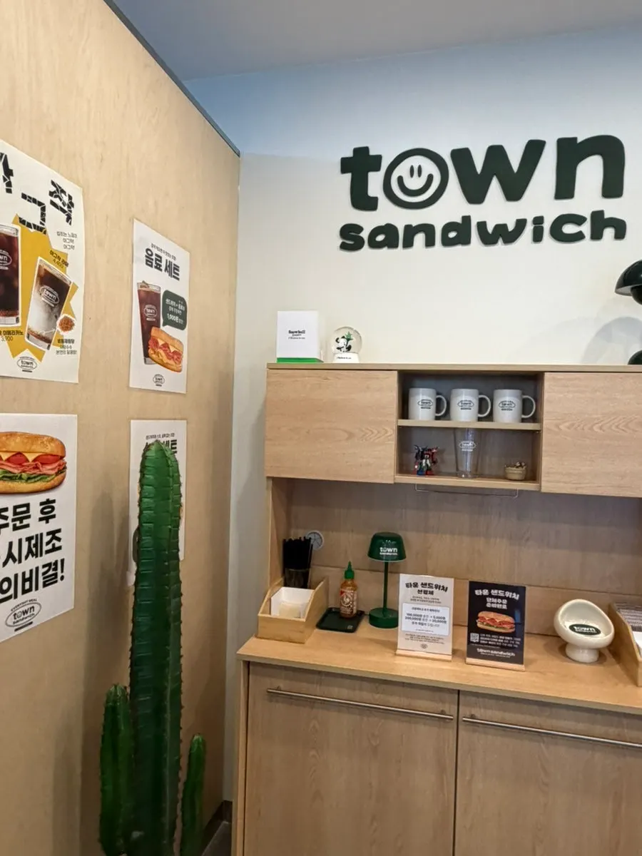 Self-serve corner with straws and tissues