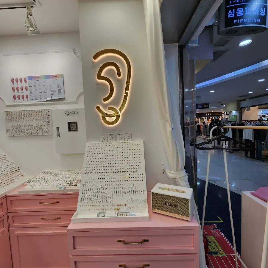 Interior of Simkung Piercing Jamsil