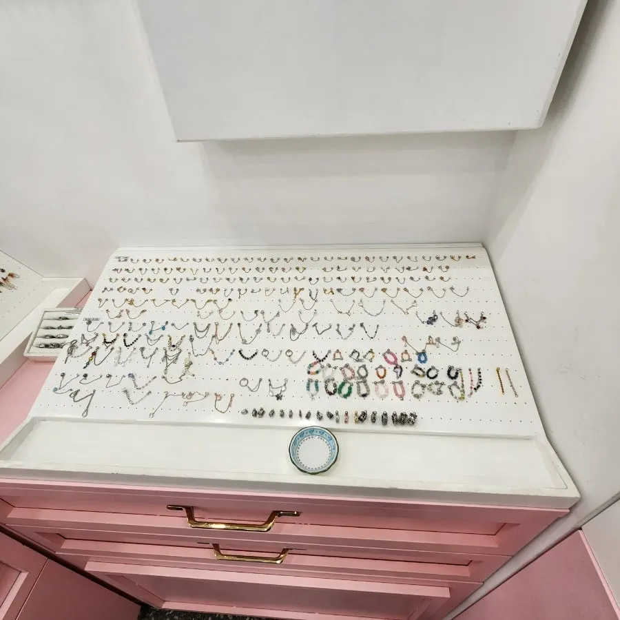 Simkung Piercing display area