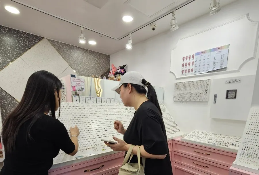 Visit experience choosing a piercing design