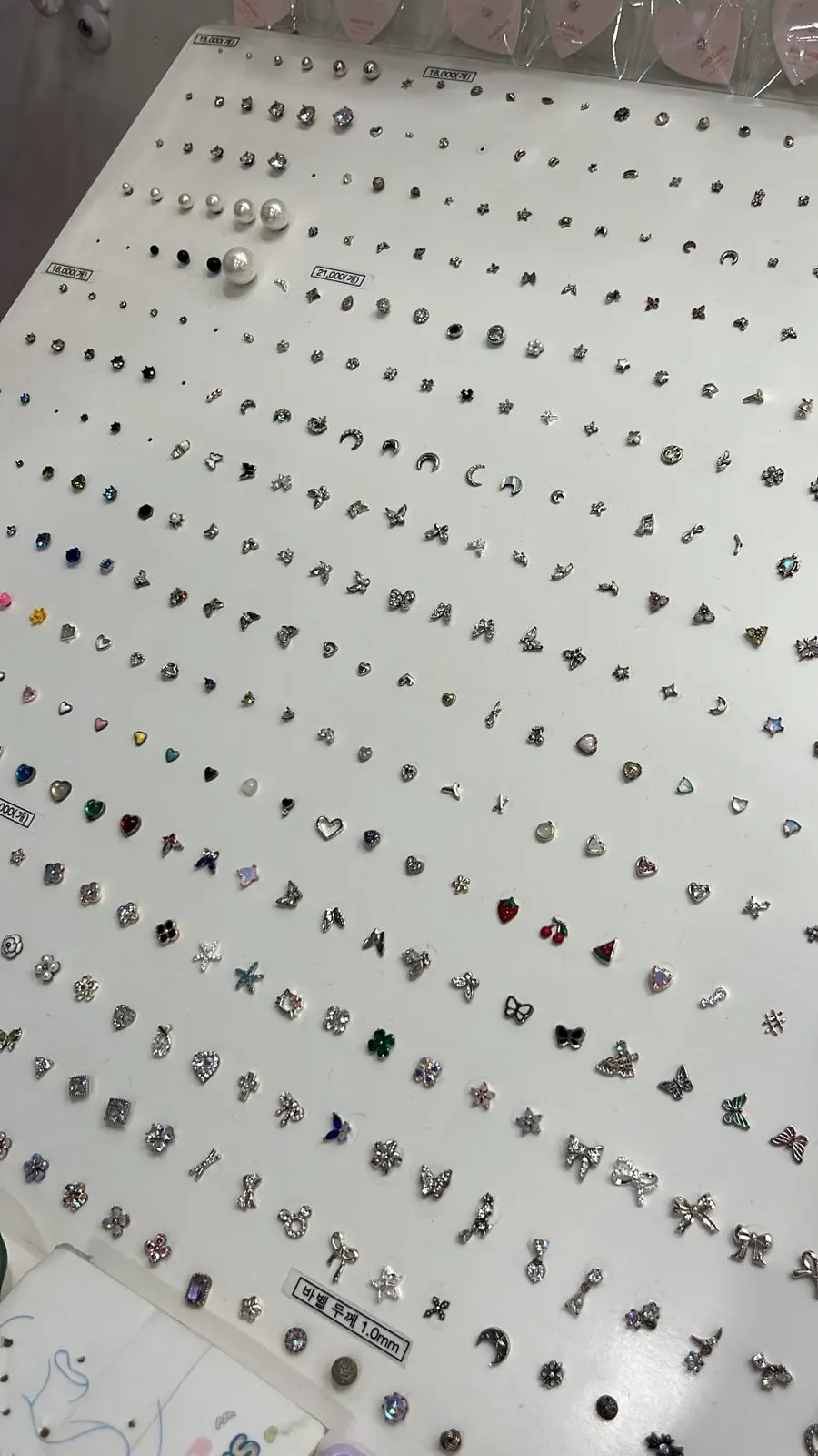 Overview of surgical steel piercing display