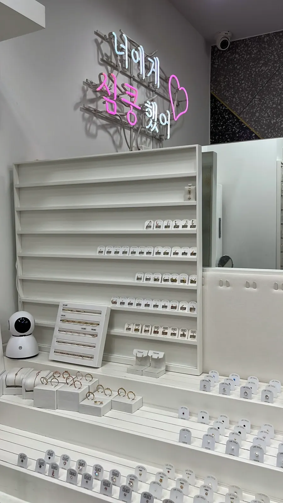 14k piercing display corner