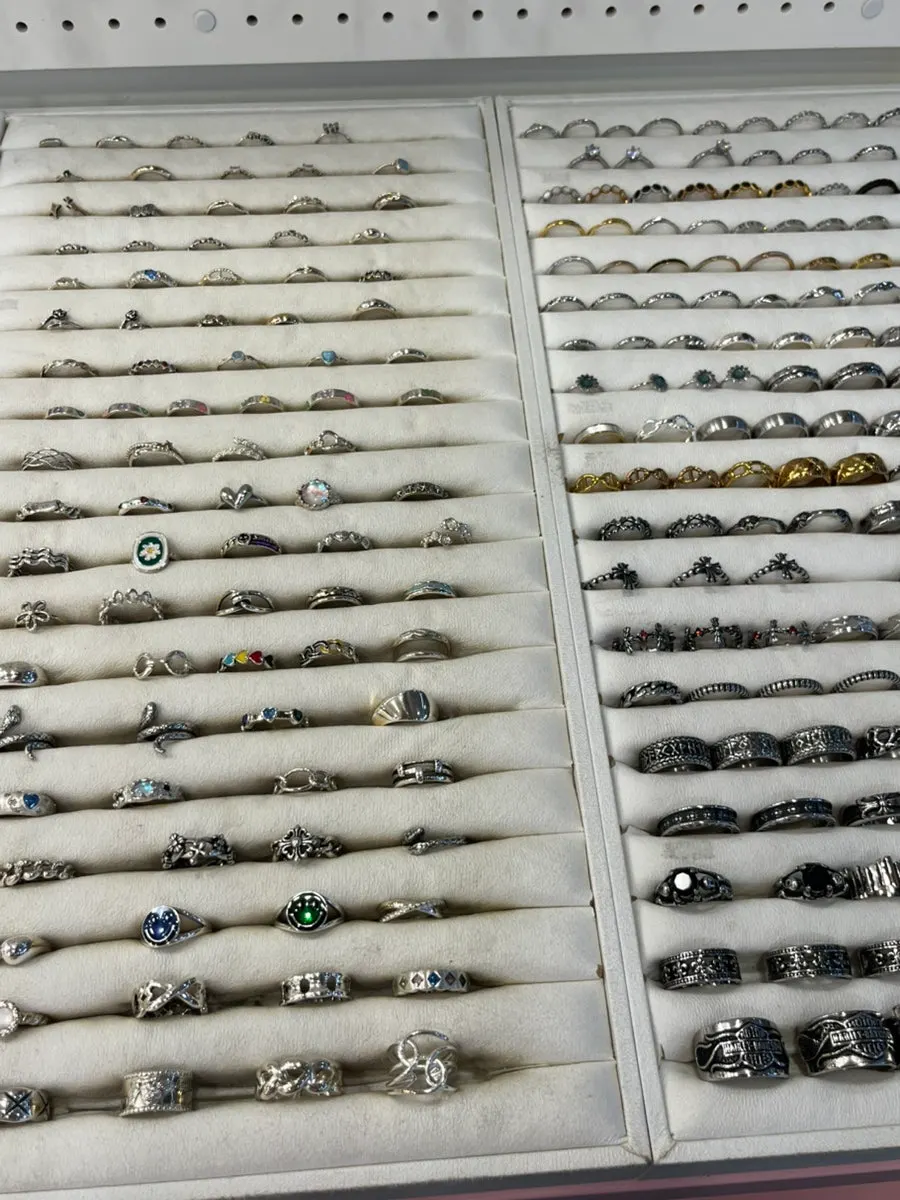 Accessory counter with bracelets