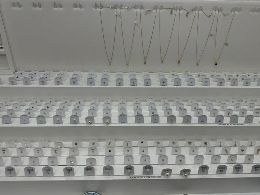 14k gold accessory display corner