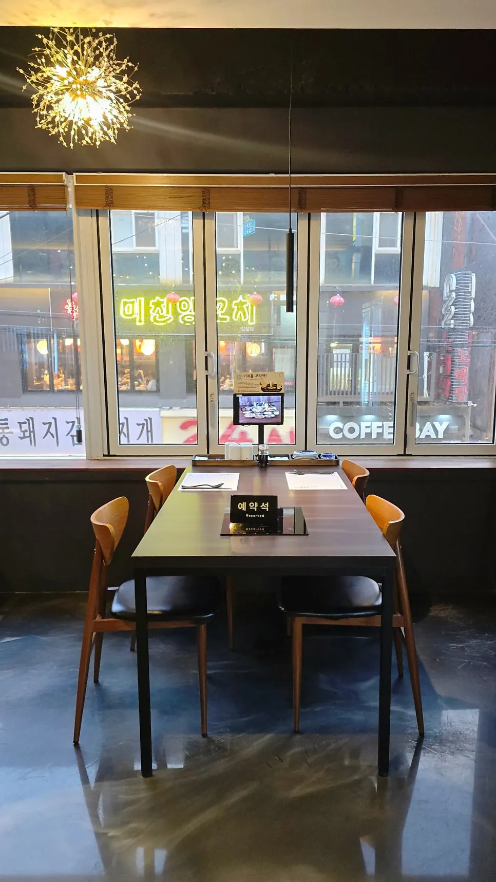 2인이 안내받은 창가 테이블 자리