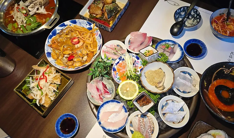 한 번에 차려진 사시미 오마카세 한상 상차림