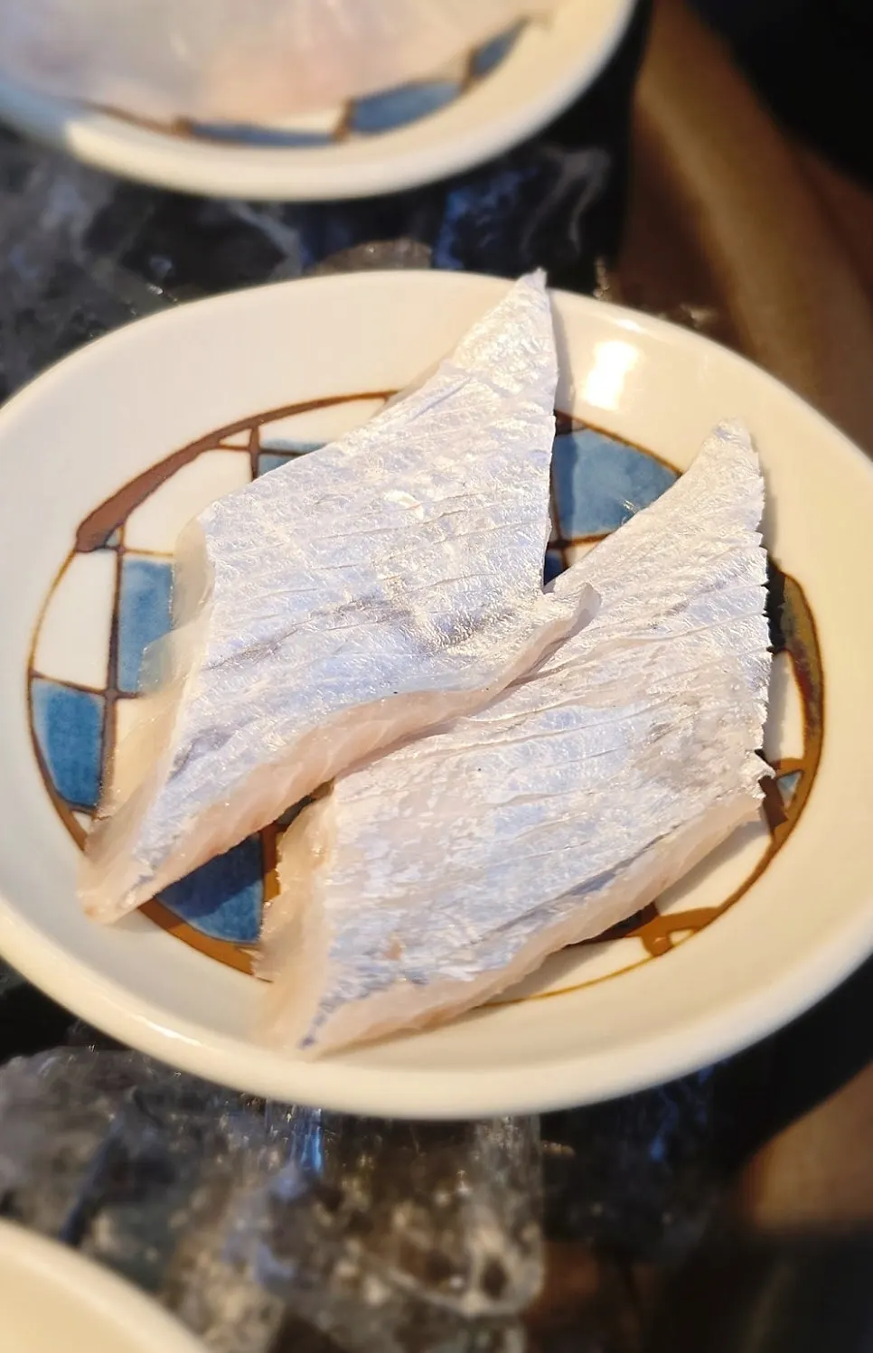 껍질이 붙은 참돔 숙성회