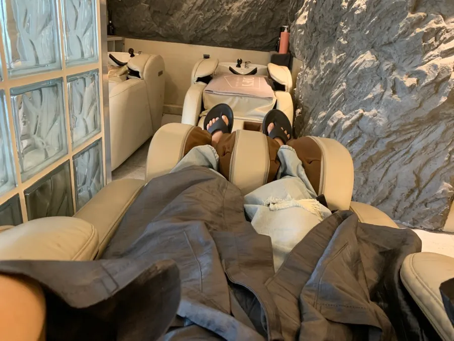 洗发后接受头皮按摩的场景