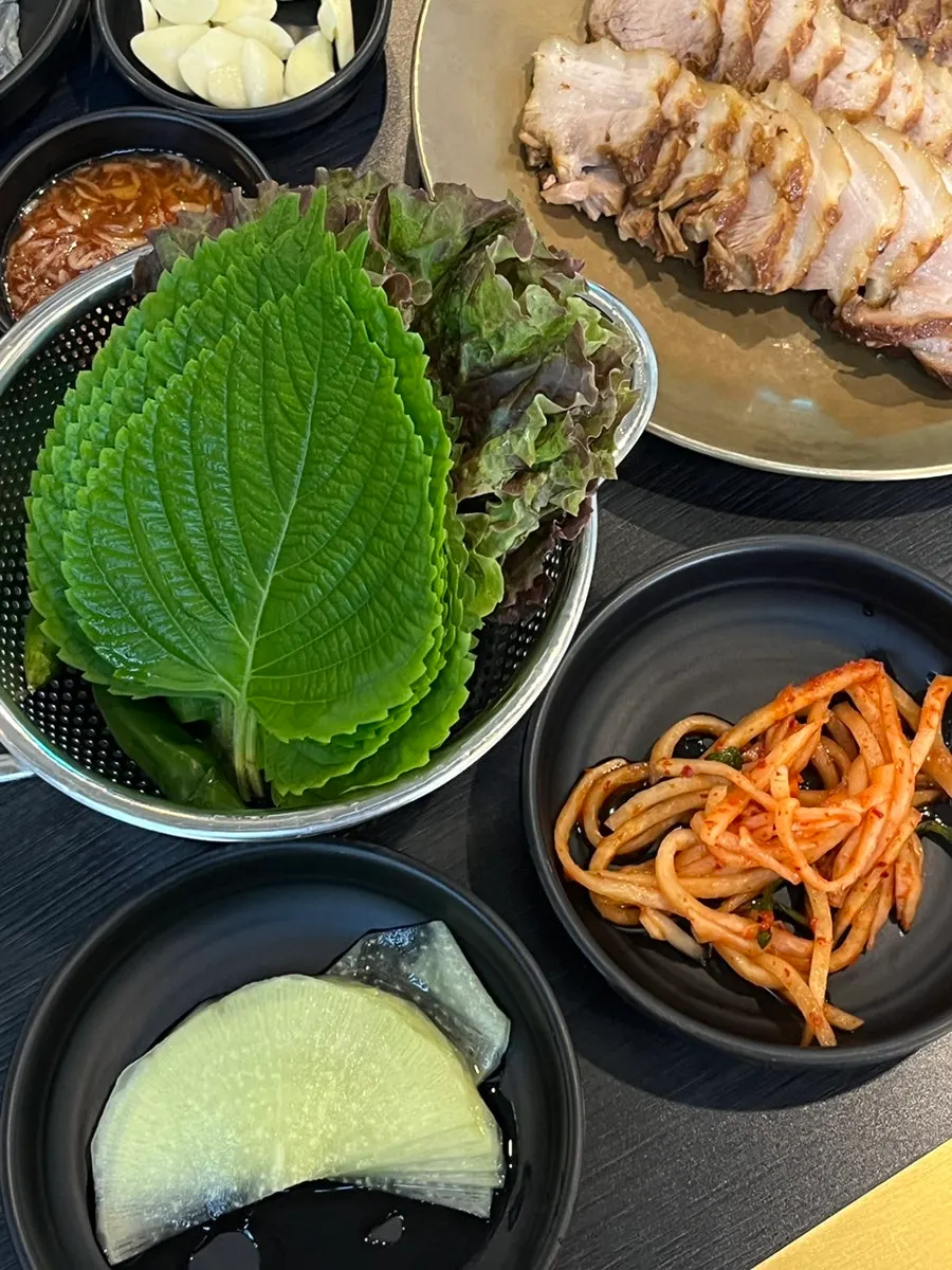Fresh wrap vegetables, julienned radish, and white kimchi