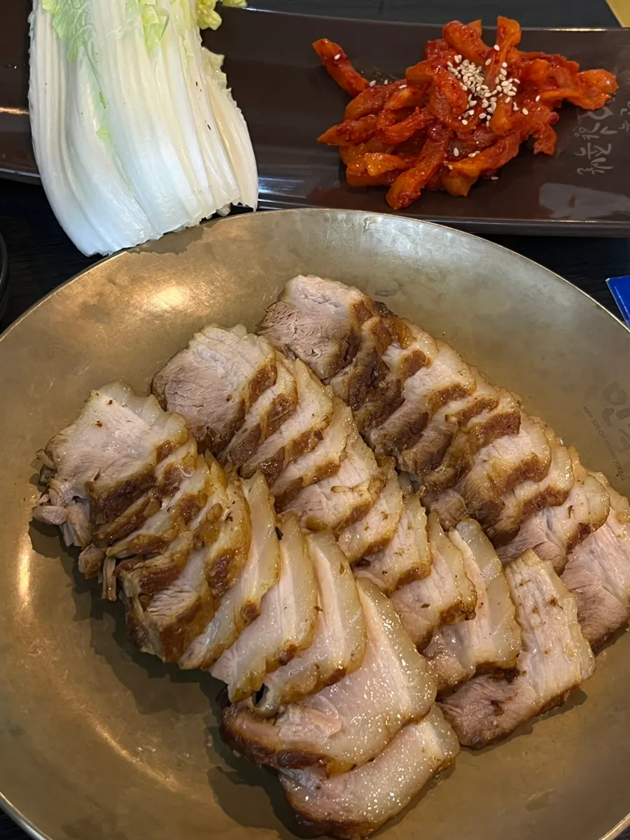 A freshly served plate of medium bossam