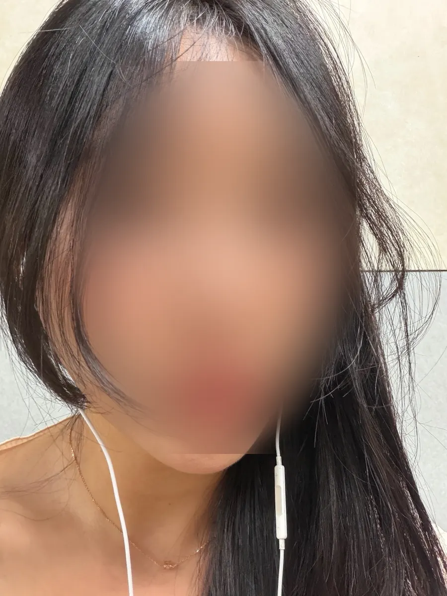 Side profile of the CC-curl lash extensions in natural light