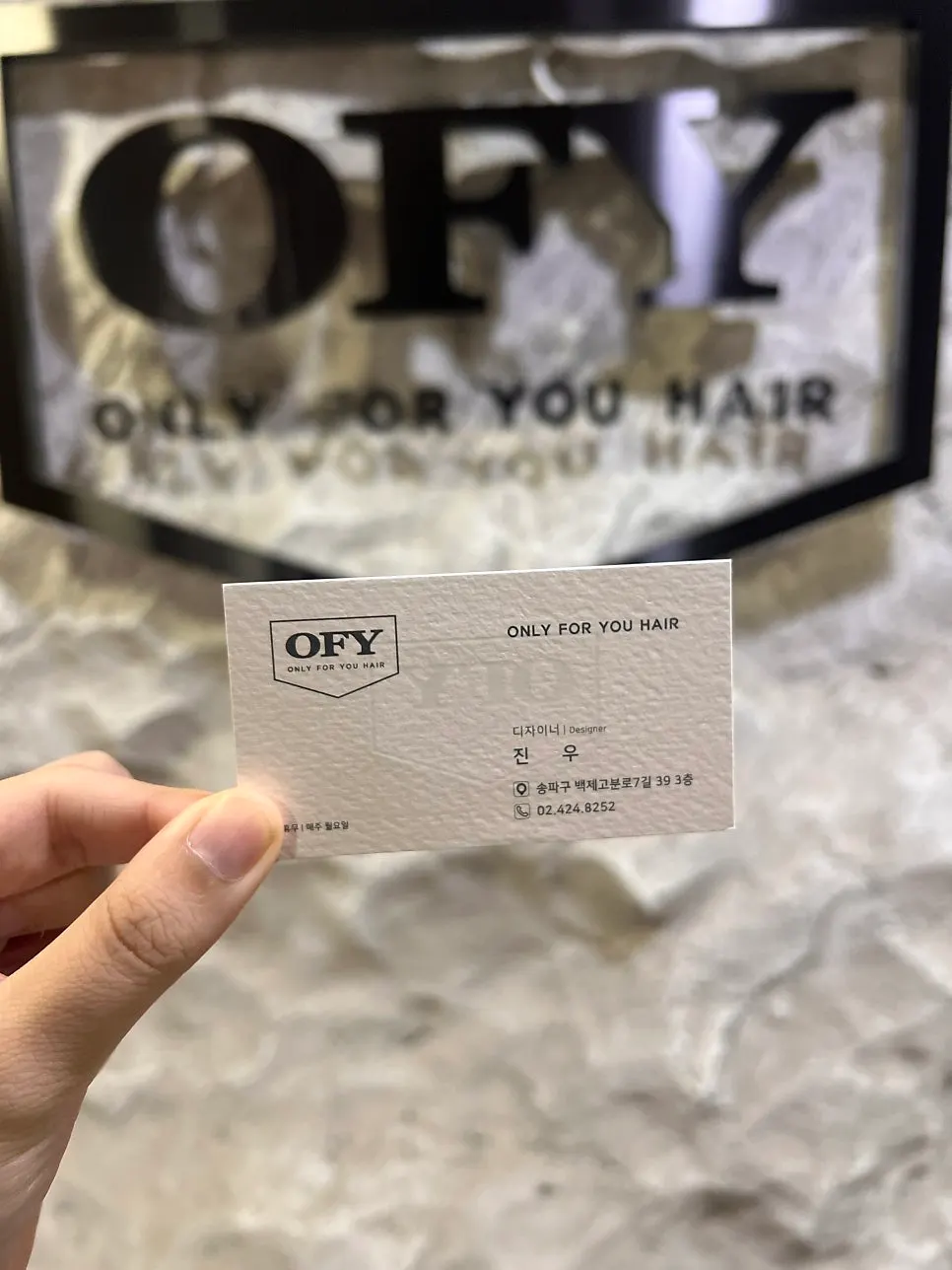 빌드펌 후 정돈된 긴 머리 옆모습