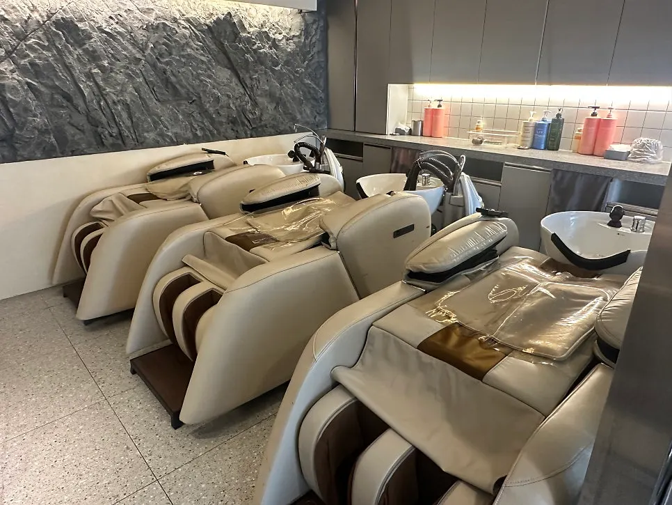 Massage chair in the shampoo room at Only For You