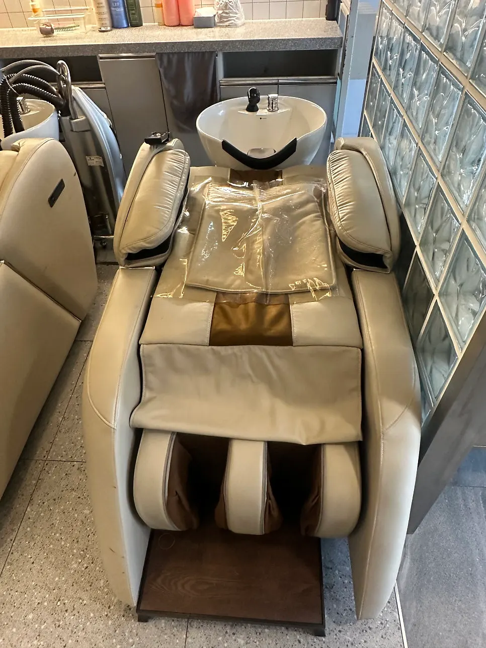 Shampoo chair with massage function