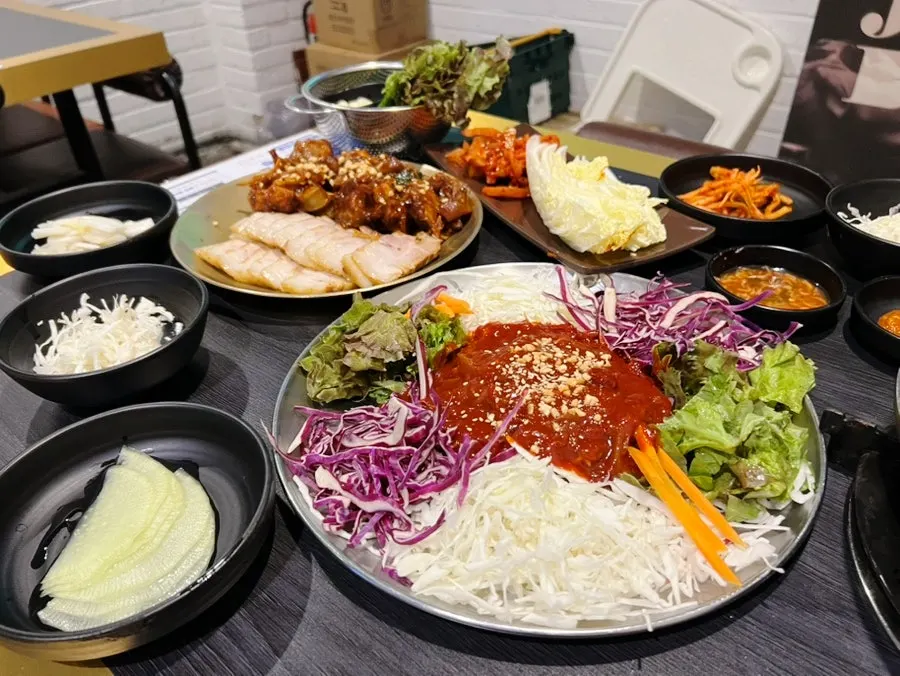 Full jokbal table setting with side dishes
