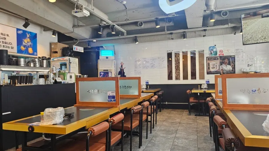 화로가 놓인 만족오향족발 테이블