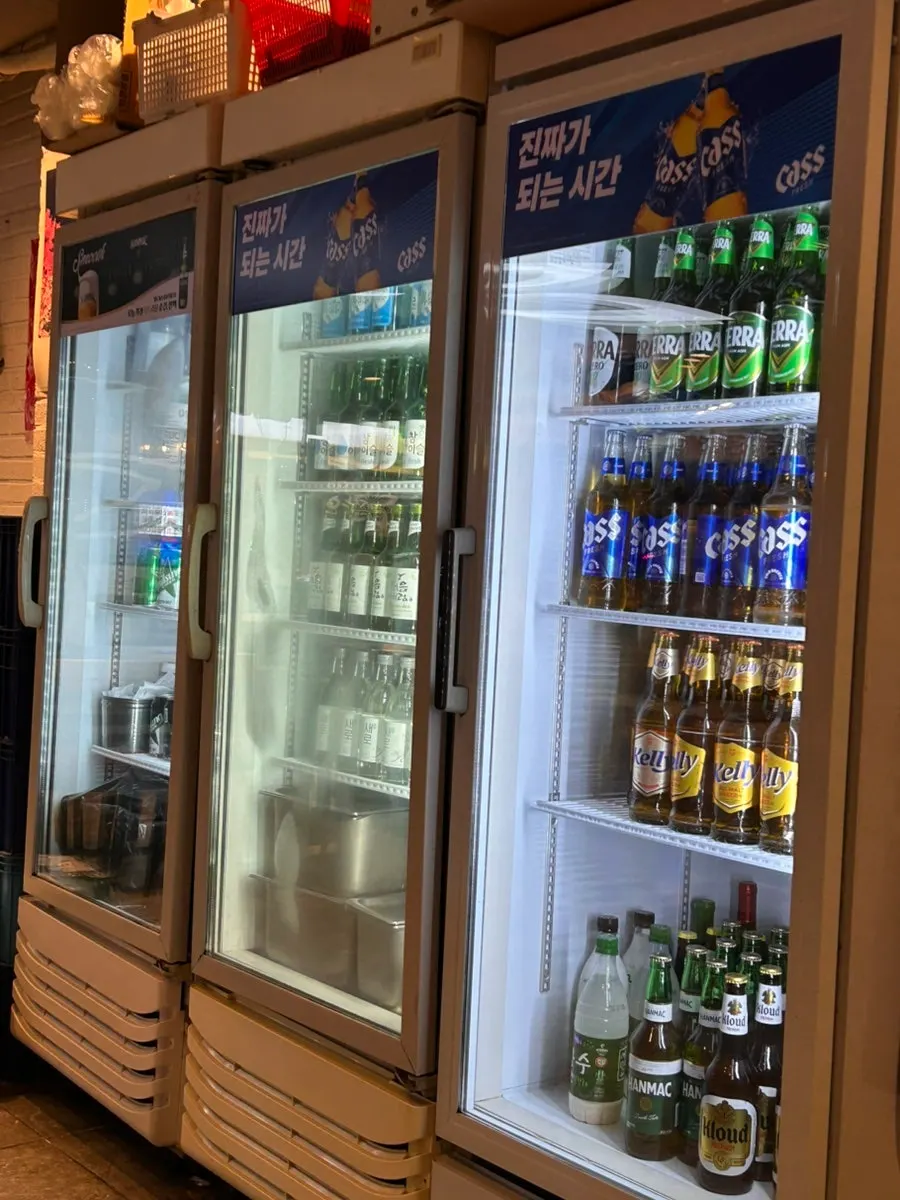 매장에 준비된 맥주와 소주 주류 진열