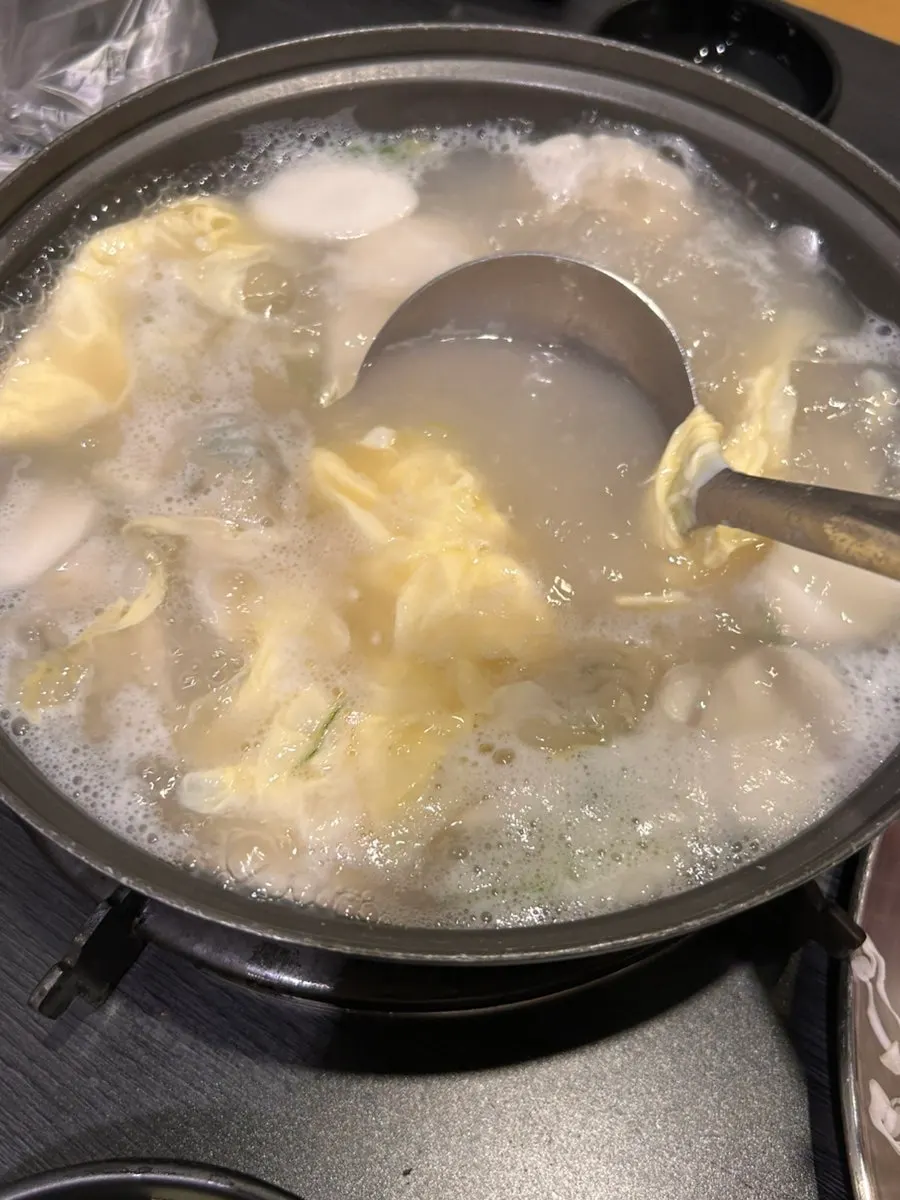 서비스로 나온 떡만두국 한 냄비