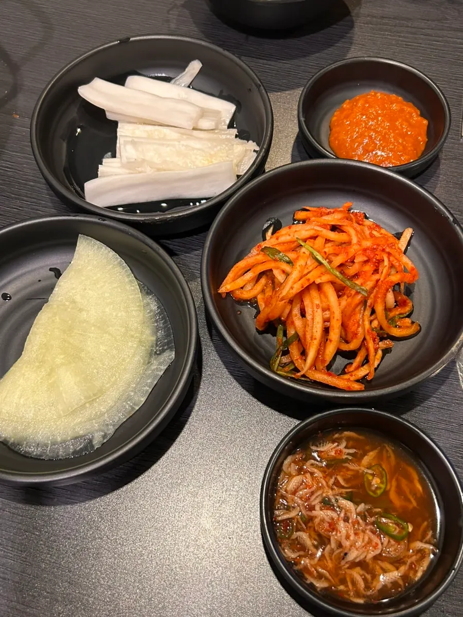백김치와 쌈무 등 족발 기본 반찬 한 상